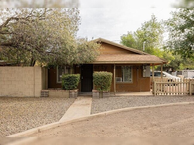 7513 N 61st Ave in Glendale, AZ - Foto de edificio - Building Photo