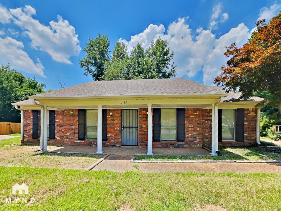 2139 Oldfield Dr in Memphis, TN - Foto de edificio