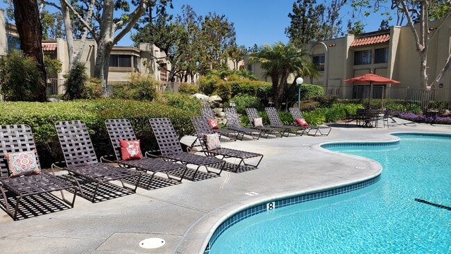 Pacific Woods Apartment Homes in Santa Ana, CA - Foto de edificio - Building Photo