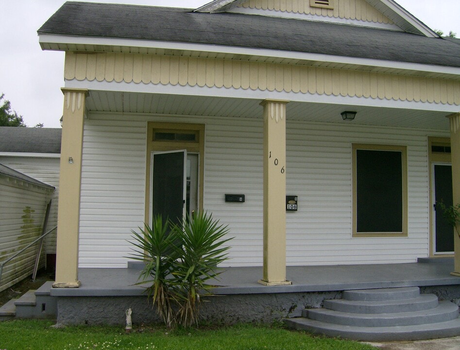 106 N Railroad St in Delcambre, LA - Building Photo