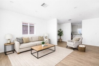 7046 White Oak Ave in Los Angeles, CA - Building Photo - Building Photo