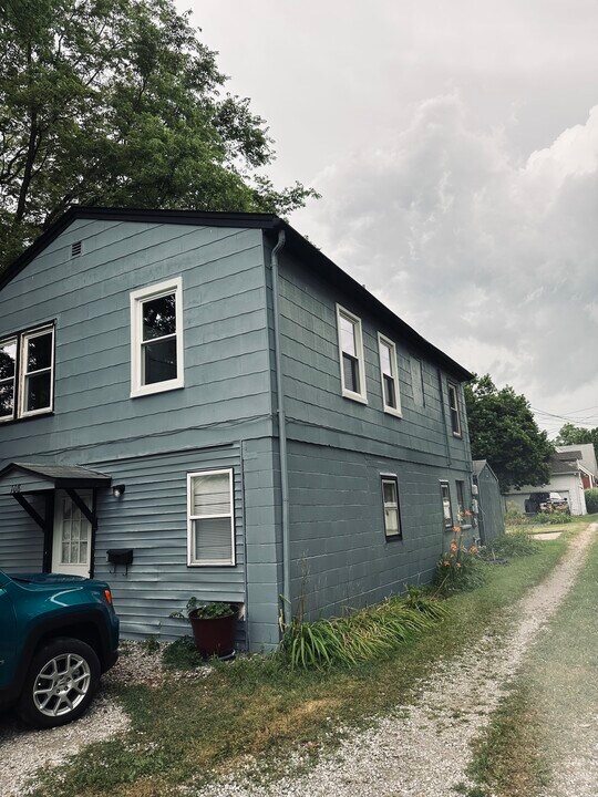 108 E Woodbury St, Unit Apt. 1 in Macomb, IL - Building Photo