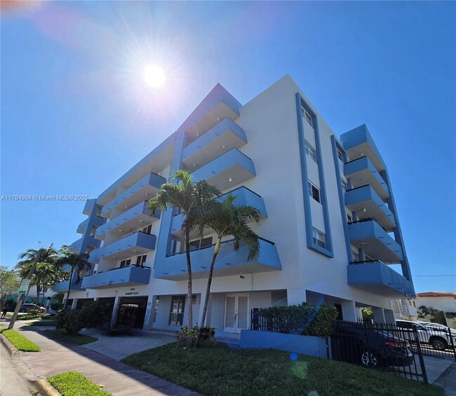 7440 Harding Ave in Miami Beach, FL - Foto de edificio - Building Photo