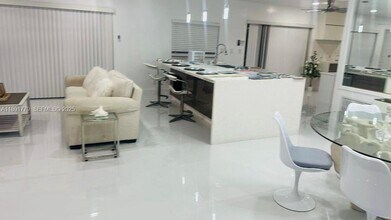 541 SE 17th Ave in Deerfield Beach, FL - Building Photo - Building Photo