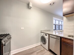 536 W Barry Ave, Unit J09P in Chicago, IL - Building Photo - Building Photo