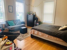44 Bayard St, Unit 2 in Boston, MA - Building Photo