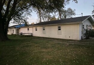 2053 Davisville Rd in Du Quoin, IL - Building Photo - Building Photo