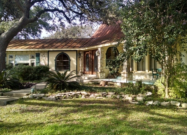 137 Old San Antonio Rd in Boerne, TX - Foto de edificio