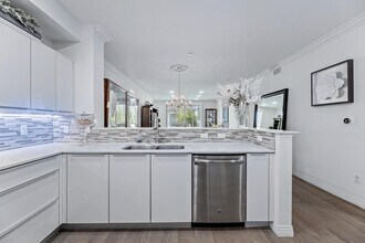 5253 Vantage Ave, Unit #202 in Valley Village, CA - Building Photo - Building Photo