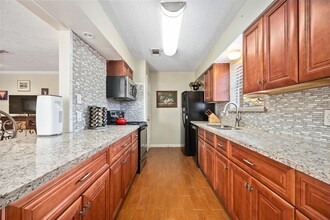 10707 Riverview Dr in Houston, TX - Building Photo - Building Photo