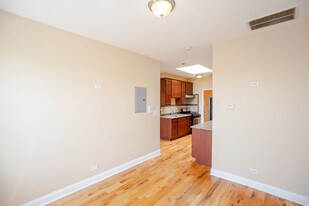 5556 W Belmont Ave, Unit 2 in Chicago, IL - Building Photo
