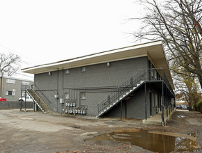 1056 Poplar Ave in Memphis, TN - Building Photo - Building Photo