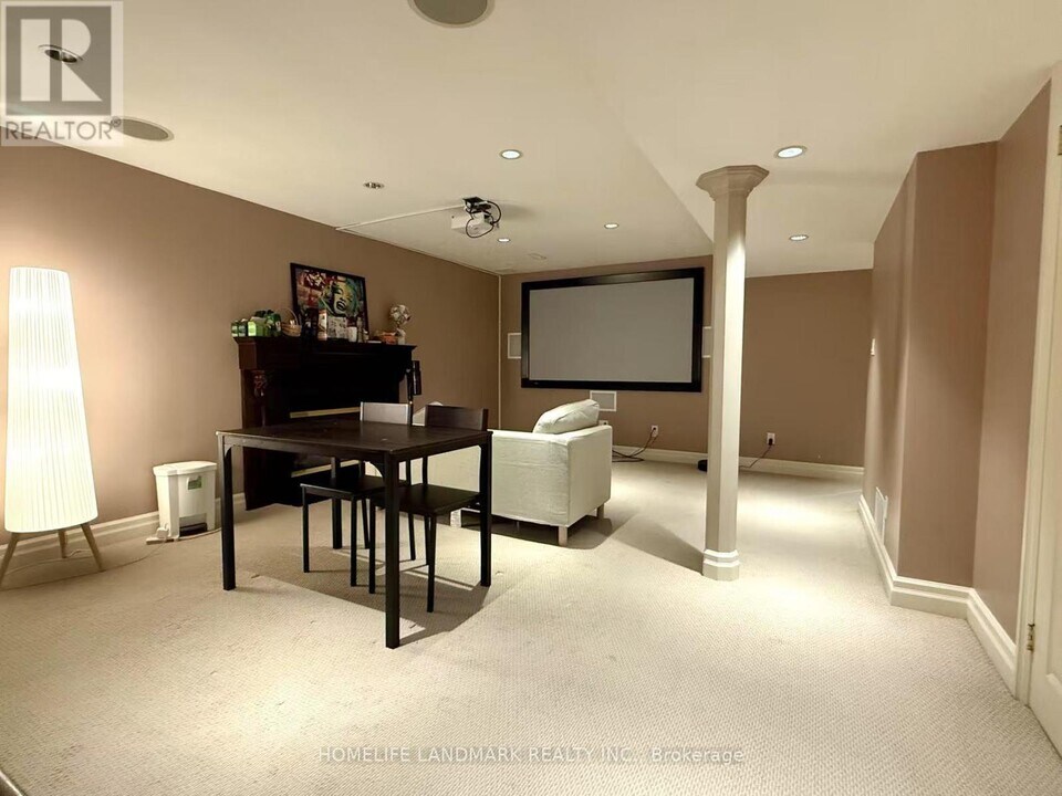 1563 Sir Monty's Dr in Mississauga, ON - Building Photo