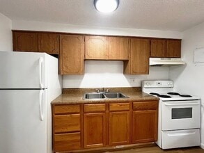 3300 S Clarkson St, Unit 103 in Englewood, CO - Foto de edificio - Building Photo