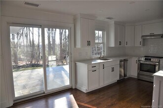 32 Deer Hill Rd in Redding, CT - Building Photo - Building Photo