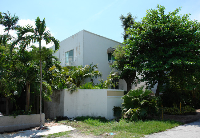 2703 Day Ave in Miami, FL - Foto de edificio - Building Photo