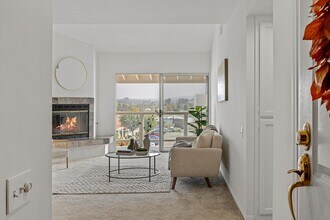 1560 Circa Del Lago in San Marcos, CA - Foto de edificio - Building Photo