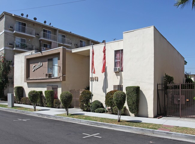 Aqua Capri Apartments in Huntington Park, CA - Building Photo - Building Photo