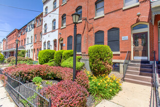 4025 Locust St in Philadelphia, PA - Foto de edificio - Building Photo