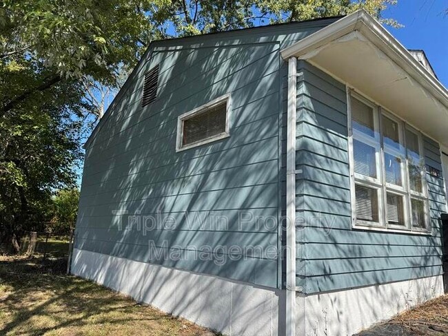 8629 Elwyn Dr in Hazelwood, MO - Building Photo - Building Photo