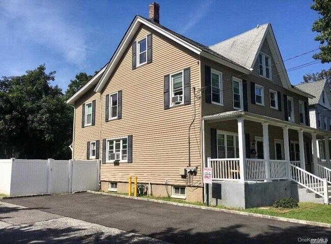 191 W Main St in Oyster Bay, NY - Building Photo - Building Photo