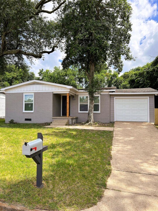 1323 Lamar St in Tyler, TX - Building Photo