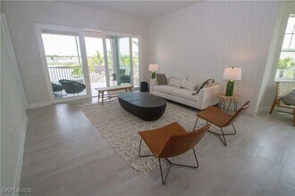 163 Indies Dr E in Naples, FL - Foto de edificio - Building Photo