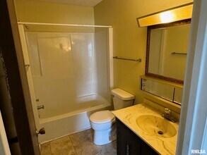 243 S Durkin Dr, Unit 24 in Springfield, IL - Building Photo - Building Photo
