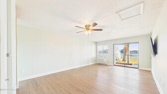 301 Lullwater Dr in Panama City, FL - Building Photo