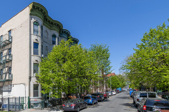 305 Eldert St in Brooklyn, NY - Building Photo - Building Photo