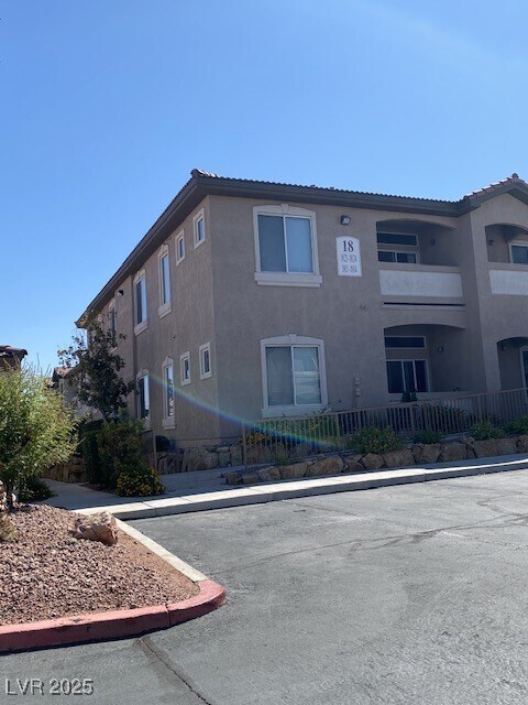 2305 W Horizon Ridge Pkwy in Henderson, NV - Building Photo