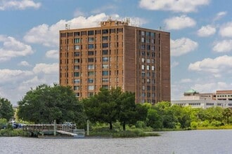 14 Lockwood Dr in Charleston, SC - Building Photo - Building Photo