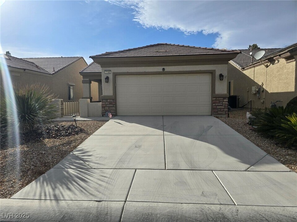 7749 Homing Pigeon St in North Las Vegas, NV - Building Photo