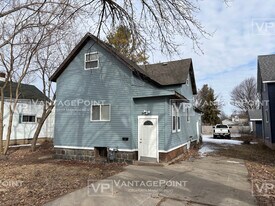 2106 Thomas St in Marinette, WI - Building Photo