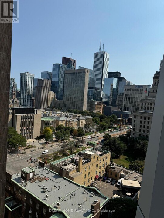 230 Simcoe St in Toronto, ON - Building Photo