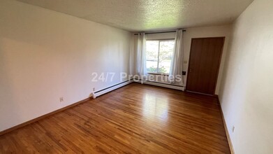 6606 NE Hassalo St in Portland, OR - Foto de edificio - Building Photo