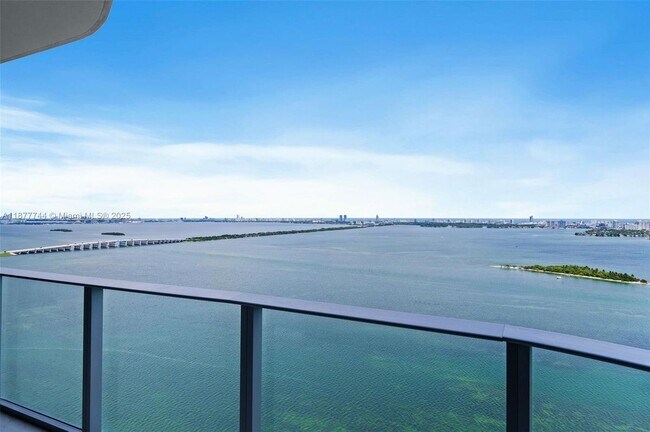 700 NE 24th St in Miami, FL - Building Photo - Building Photo
