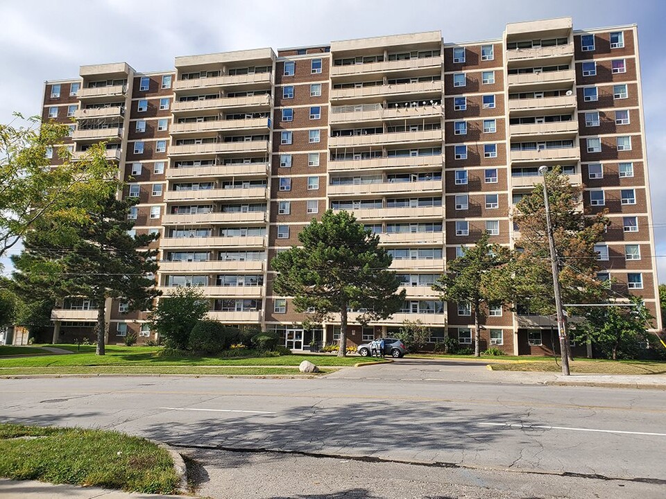 100 York Gate Blvd in Toronto, ON - Building Photo