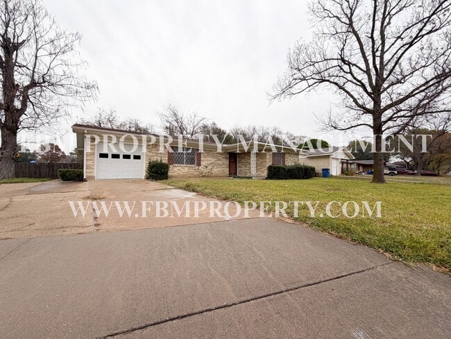 1608 Nichols St in Ennis, TX - Building Photo - Building Photo