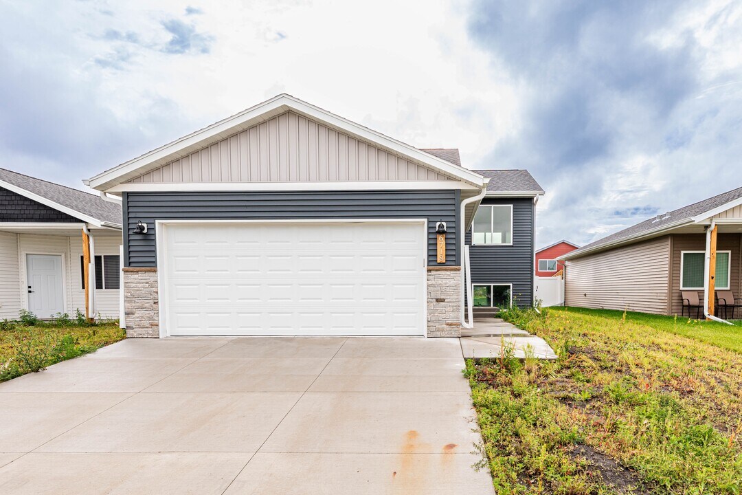 6718 68th St S in Horace, ND - Building Photo