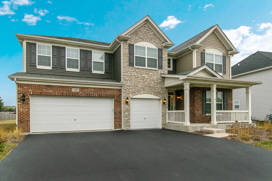 367 Bloomfield Cir E in Oswego, IL - Building Photo