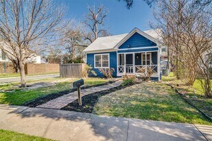 2824 Lee St in Dallas, TX - Building Photo