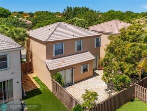 10691 NW 12th Dr in Plantation, FL - Foto de edificio - Building Photo