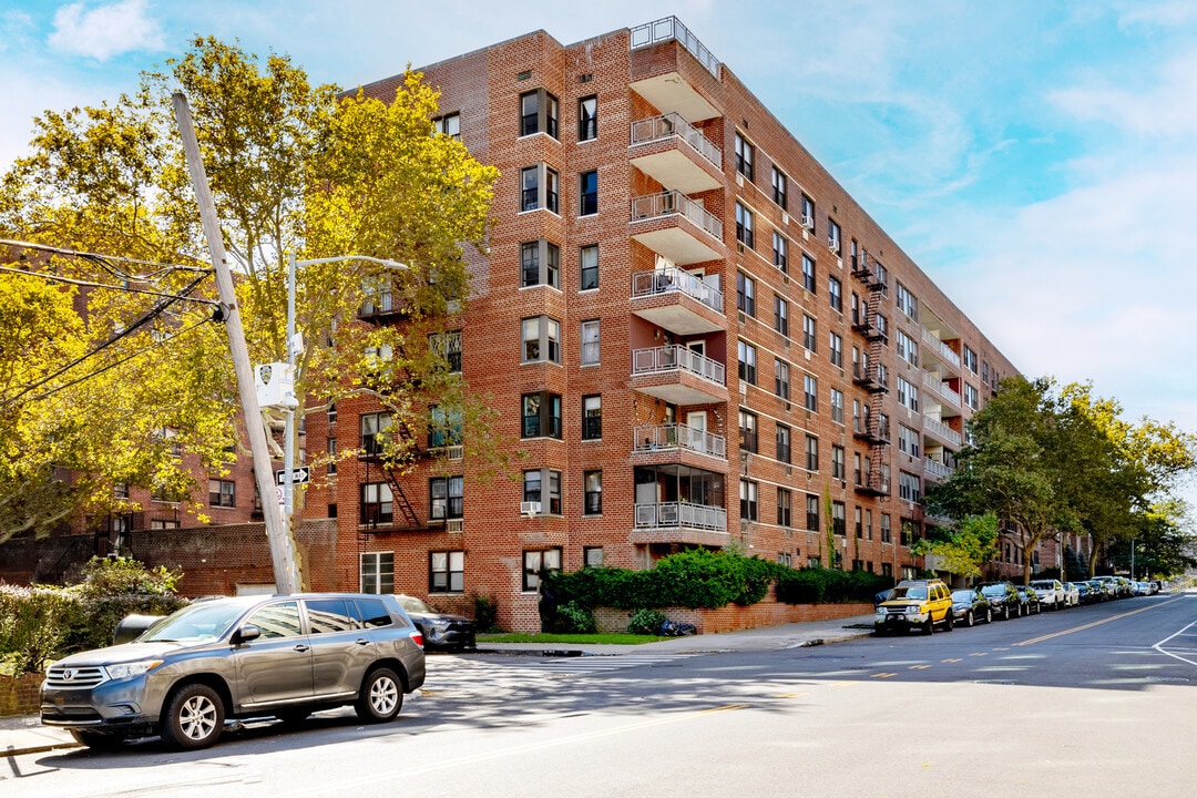 Oakwood North in Forest Hills, NY - Foto de edificio
