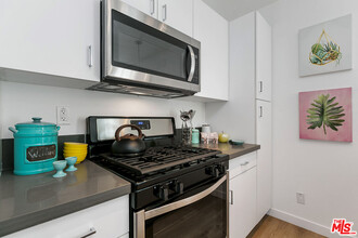 6736 Woodley Ave in Los Angeles, CA - Building Photo - Building Photo