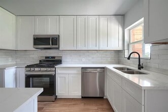 2325 San Medina Ave in Dallas, TX - Building Photo - Building Photo