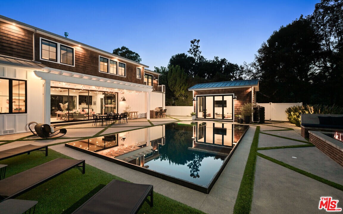 16101 Royal Mt Dr in Los Angeles, CA - Building Photo
