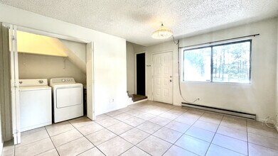 1330 S Lone Tree Rd, Unit 1330 S Lonetree Unit B in Flagstaff, AZ - Foto de edificio - Building Photo