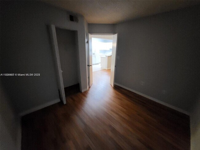 301 Palm Way in Pembroke Pines, FL - Building Photo - Building Photo