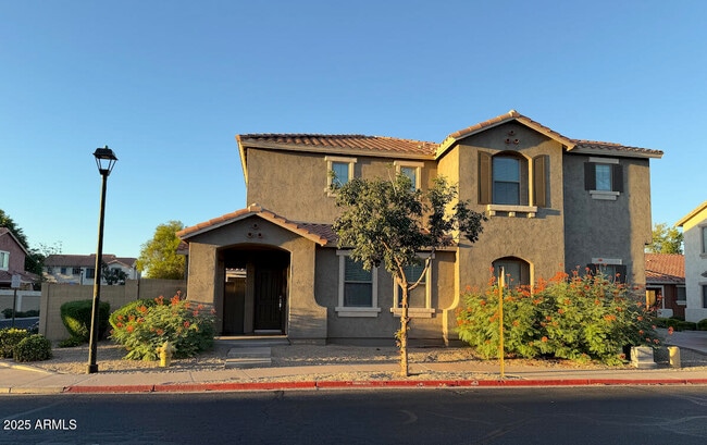 property at 996 E Cantebria Dr